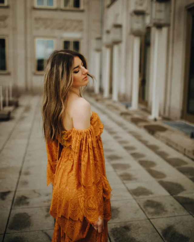 📸 Ein magischer Moment vor der alten Oper in Leipzig ✨  Manche Orte haben einfach eine besondere Energie – und die alte Oper in Leipzig ist definitiv einer davon. 💛  Ich liebe es, wenn bei einem Shooting nicht nur schöne Bilder entstehen, sondern auch echte Emotionen und Erinnerungen. Leipzig bietet so viele wundervolle Kulissen – sei es die historische Altstadt, das grüne Flair im Clara-Zetkin-Park oder die kreativen Ecken in Plagwitz. Jede Location erzählt ihre eigene Geschichte. 📷  Hast du Lust auf dein eigenes Fotoshooting in Leipzig? Egal, ob Portrait oder Paarshooting – lass uns gemeinsam einzigartige Momente festhalten! 💫  📩 Schreib mir, ich freue mich auf deine Ideen!  #FotoshootingLeipzig #LeipzigPhotography #GoldenHour #PortraitMagic #LeipzigMoments  #BohoVibes #NaturalBeauty #AuthenticPortraits #TimelessMoments #DreamyAesthetic #UrbanRomance #HistoryMeetsModern #Leipzig #Dresden #Halle #Erfurt #Arnstadt #Weimar #Jena #Thüringen