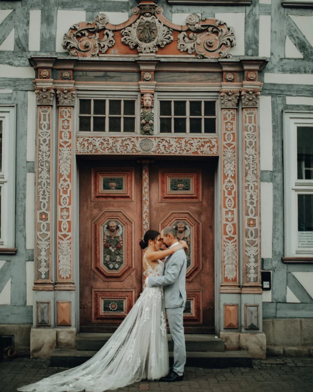 ✨ Ein Moment für die Ewigkeit – After Wedding Shooting in Duderstadt ✨  Die historische Kulisse, das kunstvolle Fachwerk und die magische Atmosphäre dieser Stadt machten diesen Moment einfach perfekt. Ohne Zeitdruck, ohne Hektik – nur die Liebe und das Glück, das auf jedem Bild spürbar ist.  Ein After Wedding Shooting schenkt nicht nur wundervolle Erinnerungen, sondern auch die Möglichkeit, die Magie des Hochzeitstages noch einmal ganz bewusst zu genießen. 💍📸  📷 Was war euer schönster Moment vor der Kamera? Erzählt es mir in den Kommentaren! 🥰  #UnsereGeschichte #AfterWedding #PureLiebe #DuderstadtFotografie #FürImmer #LiebeFürImmer #BrautundBräutigam #Hochzeitsfotografie #MärchenhafteKulisse #JustMarried #Hochzeitserinnerungen #Duderstadt #Göttingen #Erfurt #Weimar #Jena #Mühlhausen #KlosterAnrode #Eichsfeld #Thüringen #Niedersachsen