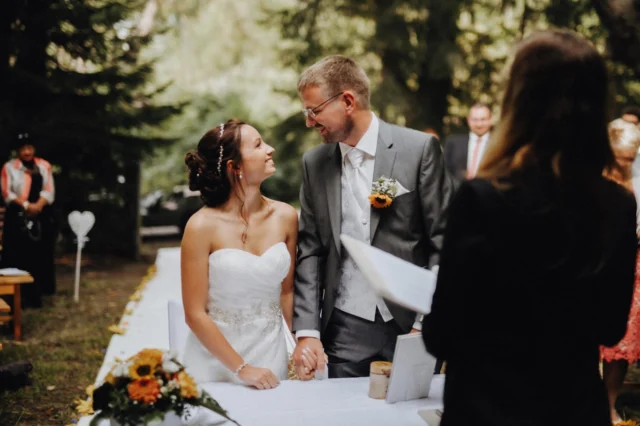 🌻 Heiraten im Eichsfeld – Liebe inmitten der Natur 🌻  Mein wundervolles Brautpaar entschied sich für eine standesamtliche Trauung nahe Ershausen im Eichsfeld. Vom ersten Blick bis zum Kuss war alles von einer Leichtigkeit und Herzlichkeit getragen. Die liebevolle Dekoration, die Sonnenblumen, das Lächeln der Gäste. 🌳💛  Wer träumt nicht von einer Hochzeit unter freiem Himmel mit dem ganz besonderen Flair der Region? Das Eichsfeld vereint Natur, Tradition und Herzlichkeit – die perfekte Kulisse für euren großen Tag.  📸 Du möchtest auch unvergessliche Hochzeitsbilder inmitten der Natur? Schreib mir – gemeinsam halten wir eure Liebe für die Ewigkeit fest. 💌  #PhotographyGiannina #Hochzeitsfotografie #HeiratenImEichsfeld #StandesamtlicheTrauung #Naturliebe #WeddingVibes #Thüringen #BohoWedding #Hochzeit2025 #BohoWedding #Eichsfeld #Erfurt #Thüringen #Weimar #Jena #Leipzig #Sachsen #Dresden #Arnstadt #Ilmenau
