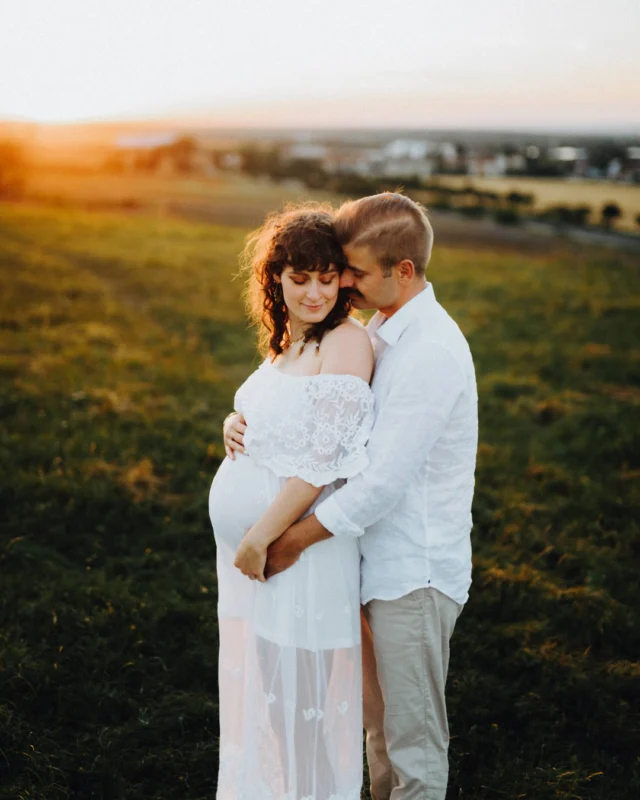 ✨ Dein persönliches Babybauchshooting in Thüringen ✨  Vor kurzem durfte ich Naemi & Markus bei ihrem Babybauchshooting begleiten.  Diese Bilder erzählen ihre Geschichte ohne Worte. Sie zeigen Liebe, Ruhe und dieses besondere Gefühl, das nur werdende Eltern kennen. Der Moment, in dem die Welt für einen Augenblick stillsteht und man einfach nur fühlt.  Ihr Babybauchshooting am Stadtrand von Erfurt war genauso, wie ich mir solche Shootings wünsche: authentisch und innig.  Wenn du dir auch solche Erinnerungen wünschst – zeitlos, gefühlvoll und voller Wärme – schreib mir. Ich freue mich, deine Geschichte in Bildern festzuhalten. 💛  #BabybauchshootingThüringen #MomToBe #Paarliebe #Schwangerschaftsfotos #ErfurtFotografie #Bauchgefühl #Lichtvoll #ErinnerungenFürsLeben #LiebeImBauch #Erfurt #Thüringen #Eichsfeld #Weimar #Jena #Gera #Leipzig #Dresden #Sachsen