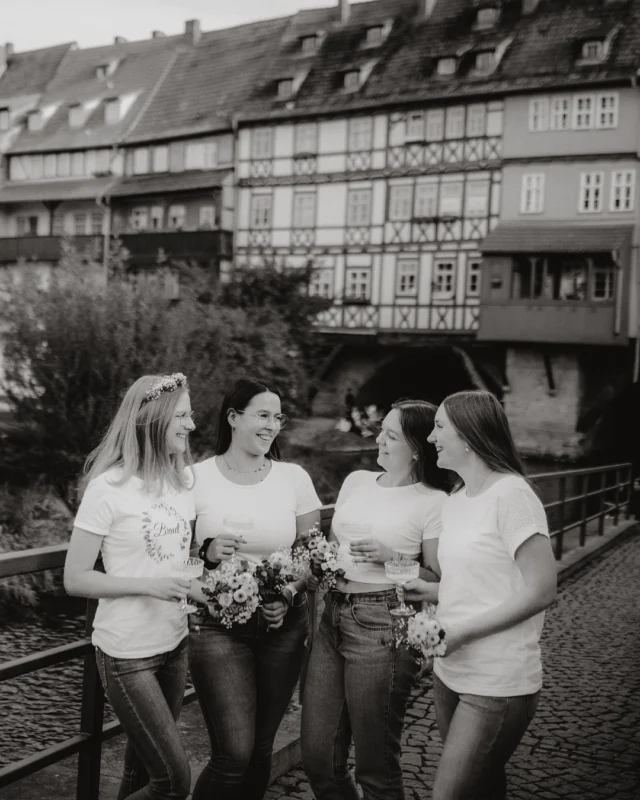 ✨ JGA-Überraschung in Erfurt ✨  Was für ein unvergesslicher Nachmittag! 🥹💍
Diese großartige JGA-Truppe hat mich heimlich gebucht – als Überraschung für die Braut. Sie hatte keine Ahnung, dass ein Fotoshooting auf sie wartet! 😍  Der Moment, als sie’s erfahren hat? Pure Emotion und ganz viel Lachen – einfach unbezahlbar! 🥰
Danach haben wir gemeinsam Erfurt unsicher gemacht und tolle Erinnerungen festgehalten – mit ganz viel Spaß, Liebe und einer großen Portion Girlpower! 💃📷  Danke für euer Vertrauen, ihr wart der Hammer!  #JGA #Fotoshooting #Überraschung #Erfurt #JGAFotoshooting #BrideToBe #FotografErfurt #ErinnerungenFürsLeben #Thüringen #Weimar #Jena #Wedding #SayYes #GirlPower #Leipzig #Dresden #Halle