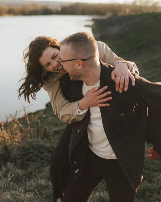 A unforgettable moment by the lake – laughing together, him giving her a piggyback ride, and the world just stopping. These genuine, spontaneous moments are what true love is all about. So much joy, so much affection.  #paarshooting #weimar #erfurt #jena #gotha #fotoshooting #see #verliebt #liebe #thüringen